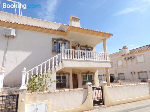 Pequeno apartamento com 2 dormitórios. Terraço e piscina