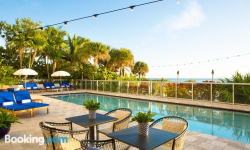 Sunny Isles Beach is votrer! Terras en zwembad