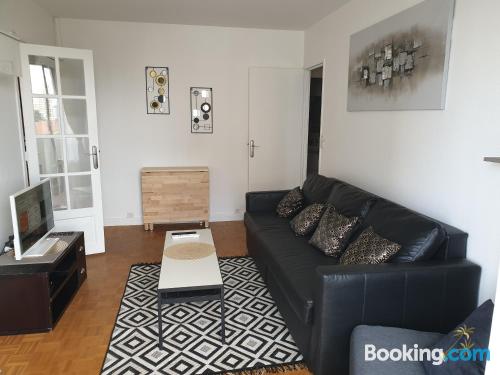 Apt in Épinay-sur-Seine. Mit Kinderbett