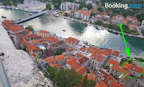 Bello appartamento con una camera. Omiš a portata di mano!