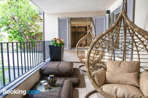 ¡aire acondicionado! con terraza y piscina.