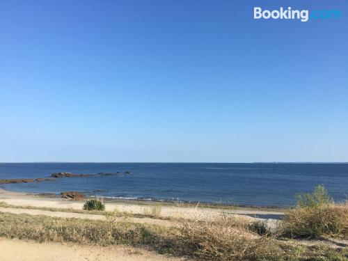 Appartement avec terrasse dans le centre de Quiberon.