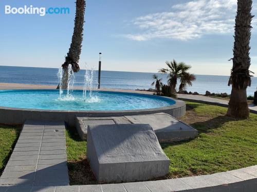 Appartement avec piscine. Terrasse et internet!.