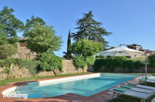 Apartamento con conexión a internet con piscina.