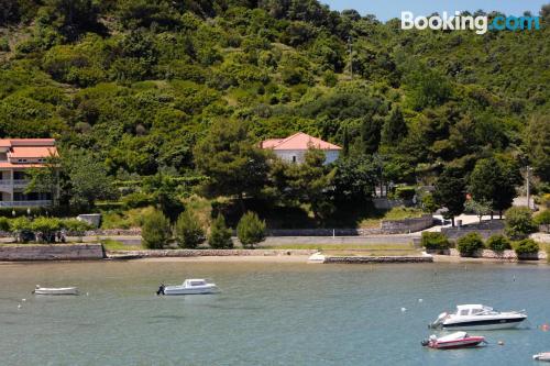 Apartamento com terraço em Rab.