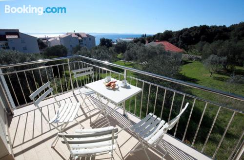 Apartamento pequeño con terraza y wifi.