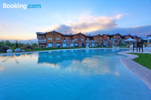 Apartamento de 105m2 em Villa General Belgrano. Terraço e piscina
