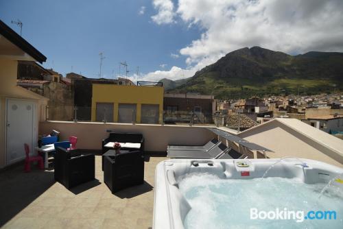 Dans une excellente position et terrasse à Castellammare Del Golfo. Pour des familles.