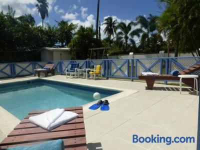 Homey home for two people. Enjoy your swimming pool in Saint James!