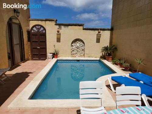 Apartamento para grupos em Qala. Terraço e piscina.