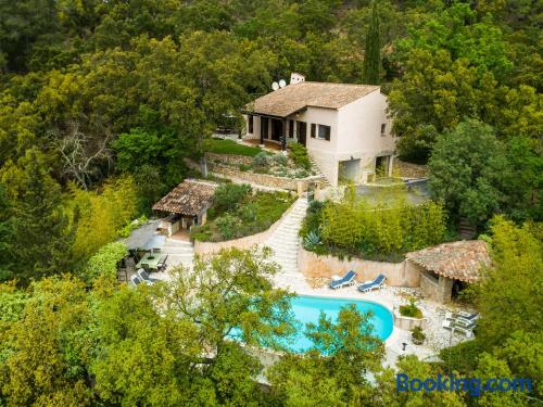 Apartamento em Les Arcs sur Argens. Terraço e piscina