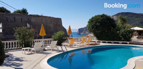 Prático apartamento para duas pessoas. Terraço e piscina