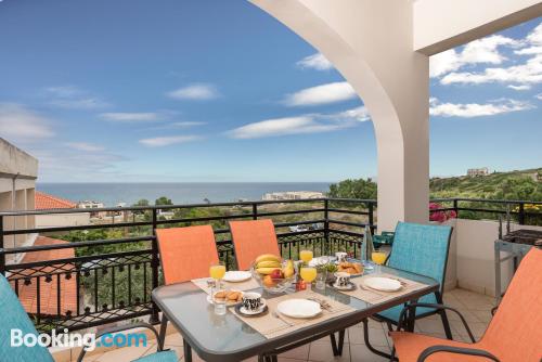 Appartement à Stalós. Terrasse et wifi!.