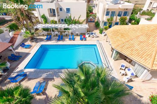 Apartamento en Hersonissos con terraza y piscina.