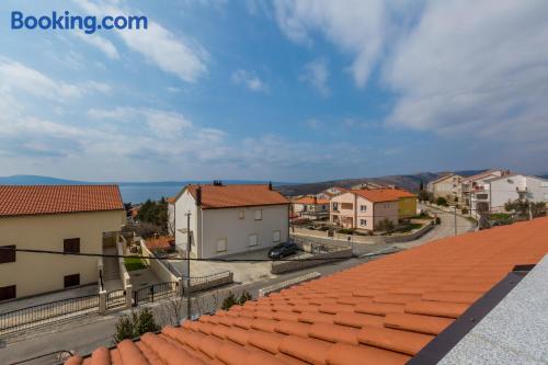 Spacieux appartement. Terrasse et Internet!