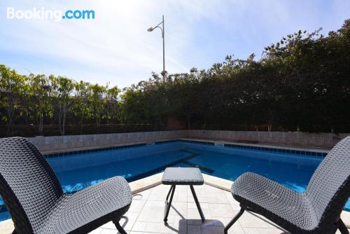 Apartamento con piscina y aire acondicionado ¡Con terraza!