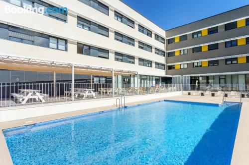 Apartamento con piscina con vistas y conexión a internet.