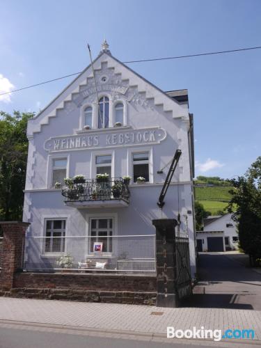 Wohnung für zwei Personen. Mit Kinderbett