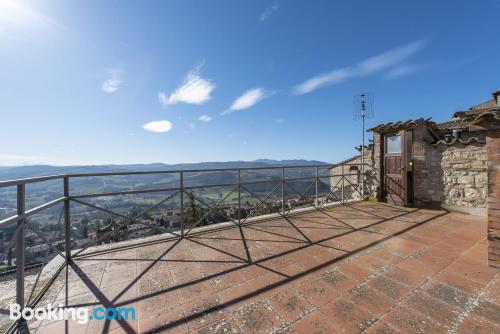 Appartement avec terrasse. Todi à vos pieds!