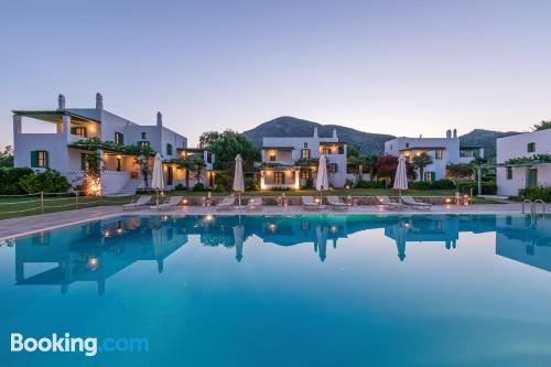 Appartement avec piscine et terrasse. À Skiros