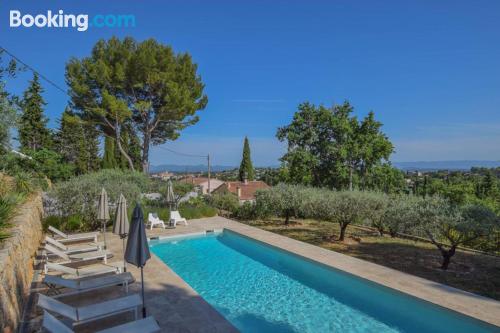 Apartamento com internet. Terraço e piscina.