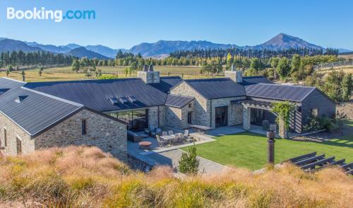 App 500m2 in Wanaka. Terras en zwembad