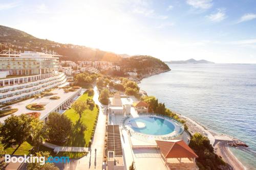 Appartement avec piscine. Terrasse et Wifi!