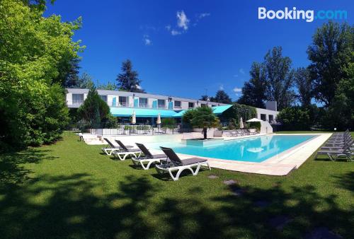 Cajarc à vos pieds. Piscine et terrasse