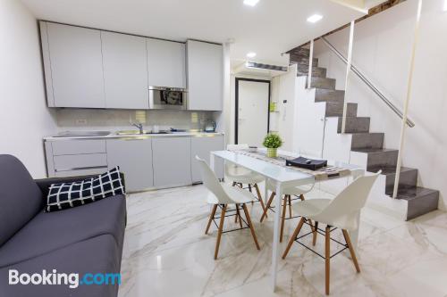 Pequeno apartamento com 2 dormitórios. No centro da cidade!.