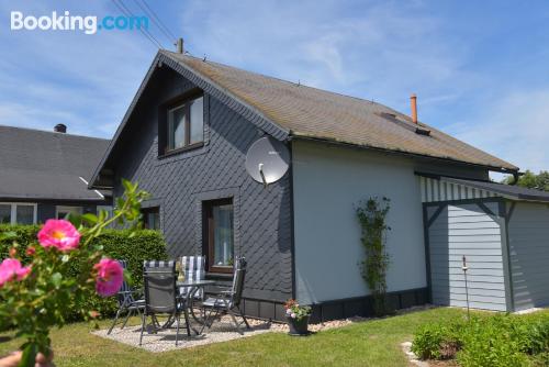 Appartement à Schmiedefeld am Rennsteig. Terrasse et internet!.