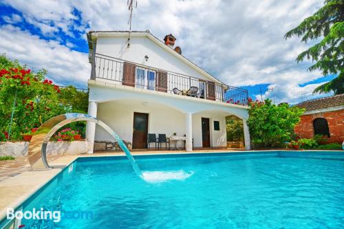 Appartement avec piscine et l'air concdetionné à Poreč