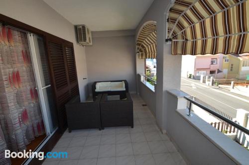 Apartamento de dos dormitorios en Zadar con vistas y conexión a internet.