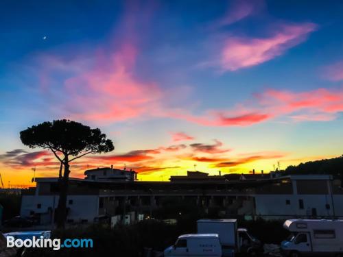 Fiumicino est votre. Terrasse et Internet!