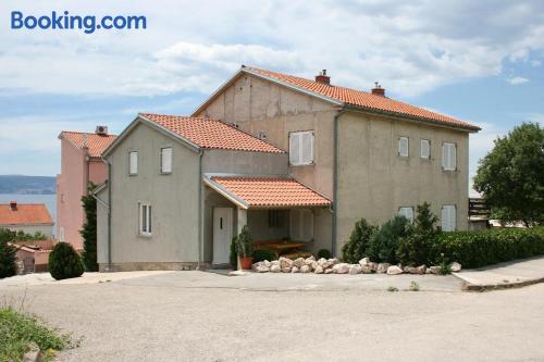 Zona increíble y terraza en Novi Vinodolski ideal para cinco o más.