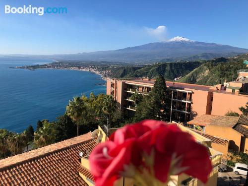 Apartamento bien ubicado con terraza y internet