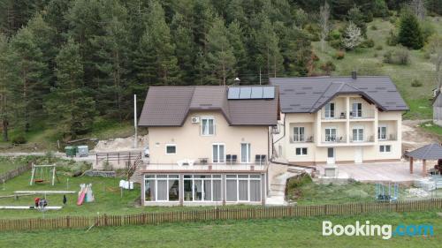 Acogedor apartamento en Donji Babin Potok con conexión a internet y terraza