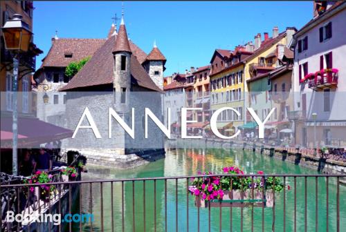 Apartamento con vistas y conexión a internet en Annecy. Ideal para familias