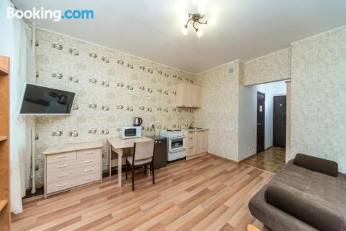 Aconchegante apartamento de 1 quarto em Krasnoyarsk