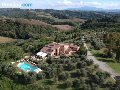 Apartamento con piscina en Asciano.