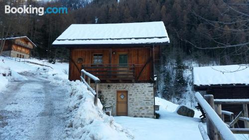 Confortable appartement avec deux chambres. À Rabbi