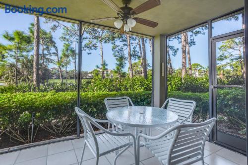 Apartamento com piscina em Bonita Springs.