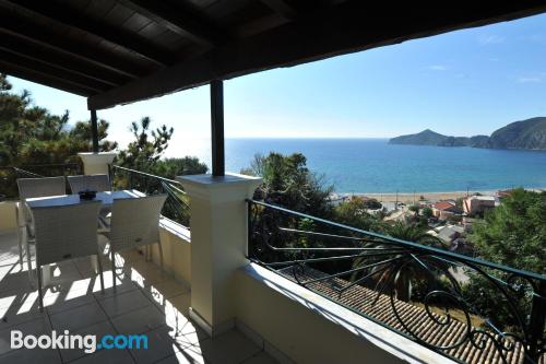 Confortável apartamento em Agios Georgios Pagon. Terraço e piscina.