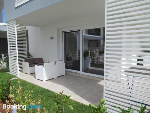 Espaçoso apartamento com dos dormitórios. Terraço!