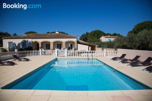 Apartamento con piscina y aire acondicionado con terraza y conexión a internet.