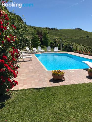 Appartement avec piscine. À Barolo.