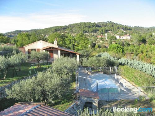 Ample appartement à Cotignac. Terrasse et Internet!