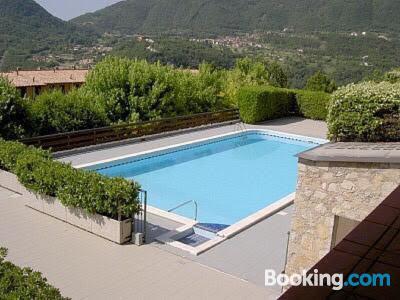 Confortável apartamento em Tremosine Sul Garda. Terraço e piscina