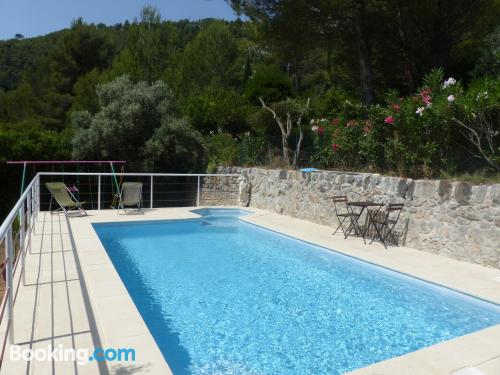 Ollioules est votre! Piscine et terrasse