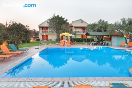 Apartamento con aire acondicionado con piscina.