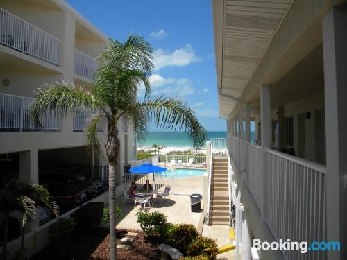 Grand appartement à Clearwater Beach. Terrasse et piscine!.